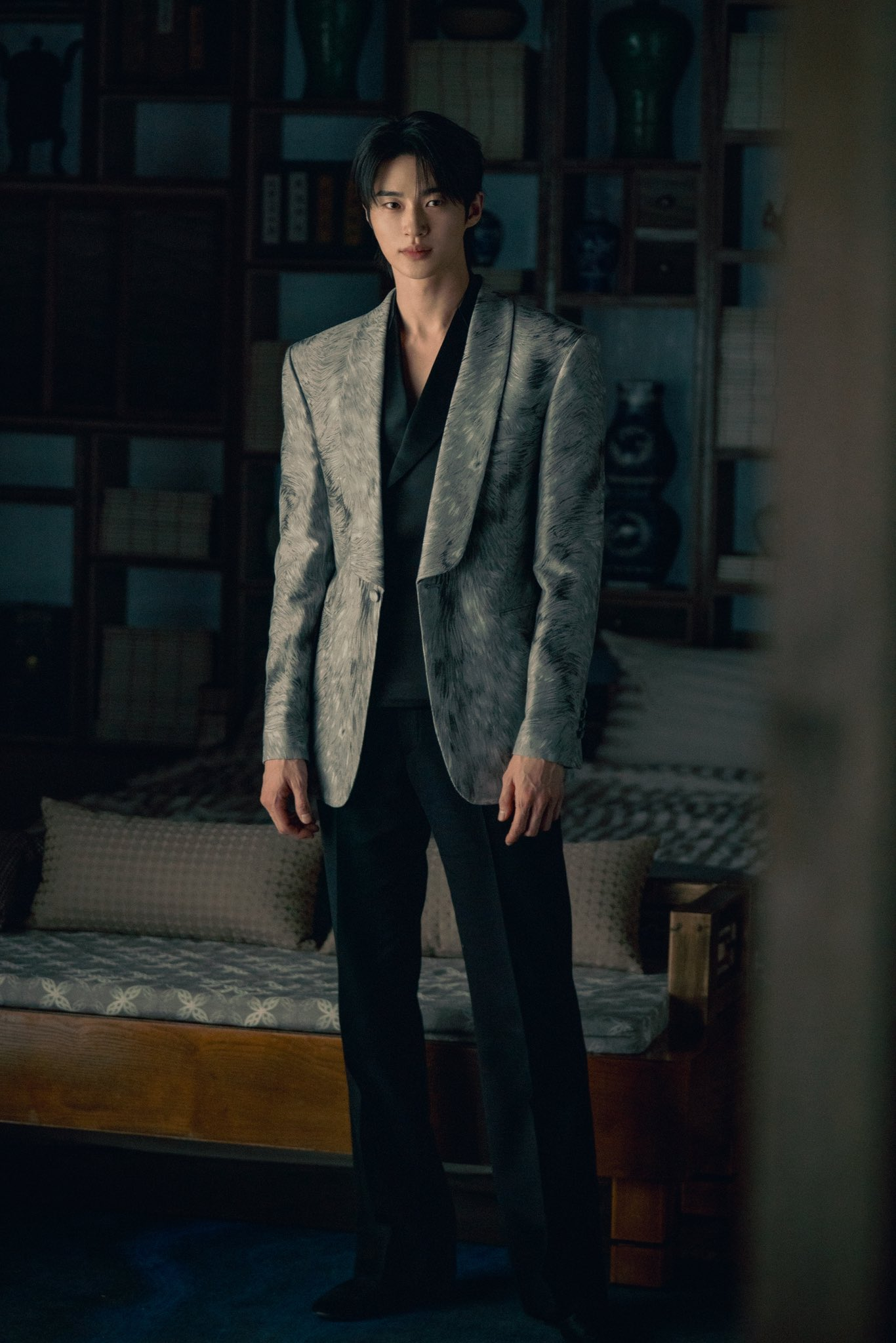 آيو و بيون وو سيوك يشكلان ثنائيًا مثاليًا خلف كواليس مسلسل "التاج المثالي - Perfect Crown"