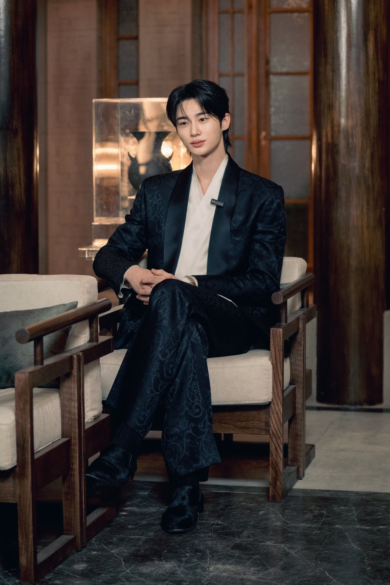 آيو و بيون وو سيوك يشكلان ثنائيًا مثاليًا خلف كواليس مسلسل "التاج المثالي - Perfect Crown"