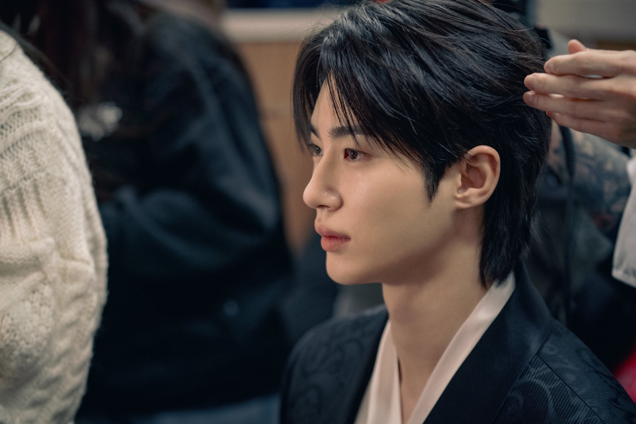 آيو و بيون وو سيوك يشكلان ثنائيًا مثاليًا خلف كواليس مسلسل "التاج المثالي - Perfect Crown"