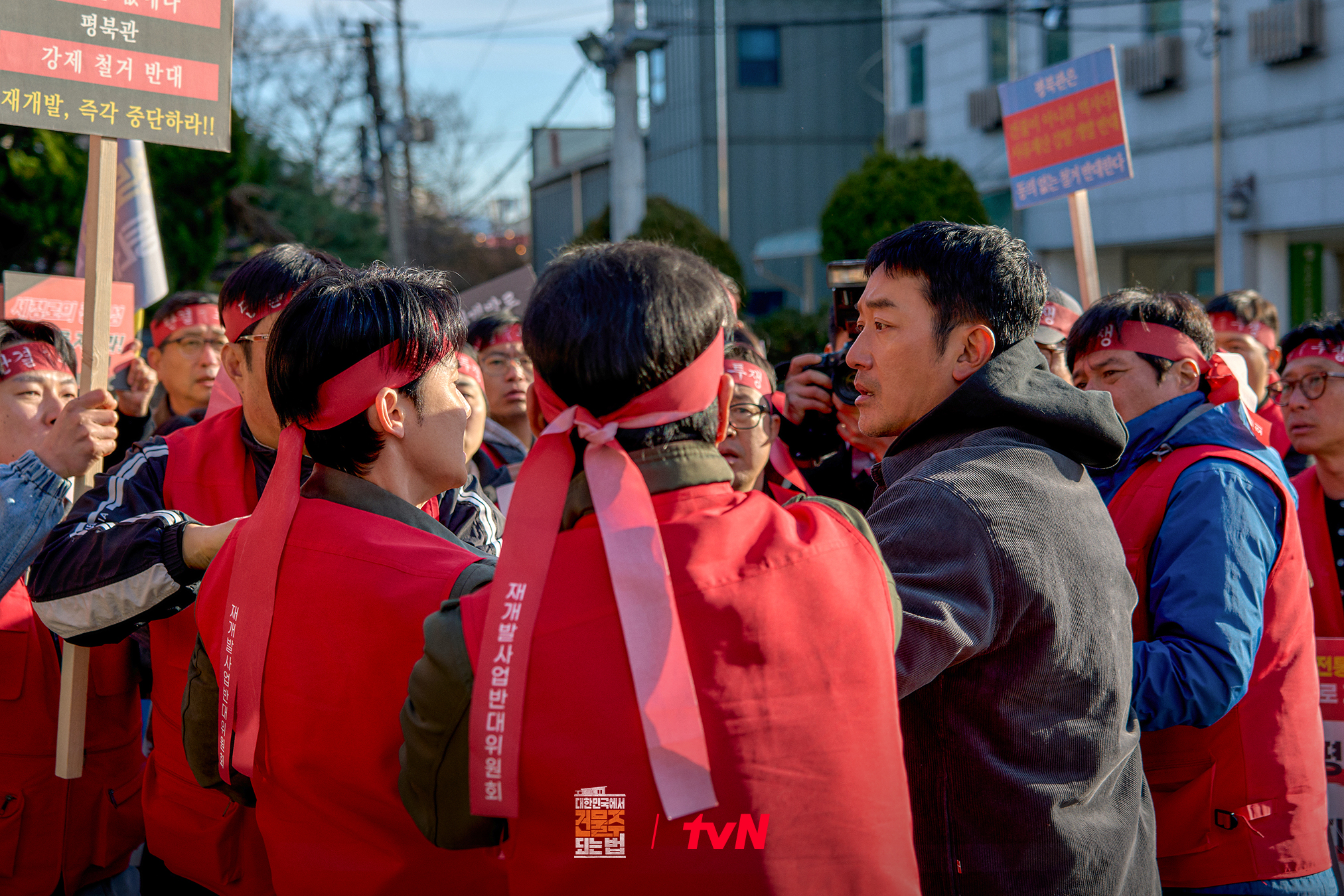 يتصاعد الصراع بين ها جونغ وو و كيم جون هان في أعقاب قضية قتل غامضة في مسلسل "أحلام خرسانية مجنونة - Mad Concrete Dreams" يتصاعد الصراع بين ها جونغ وو و كيم جون هان في أعقاب قضية قتل غامضة في مسلسل "أحلام خرسانية مجنونة - Mad Concrete Dreams"