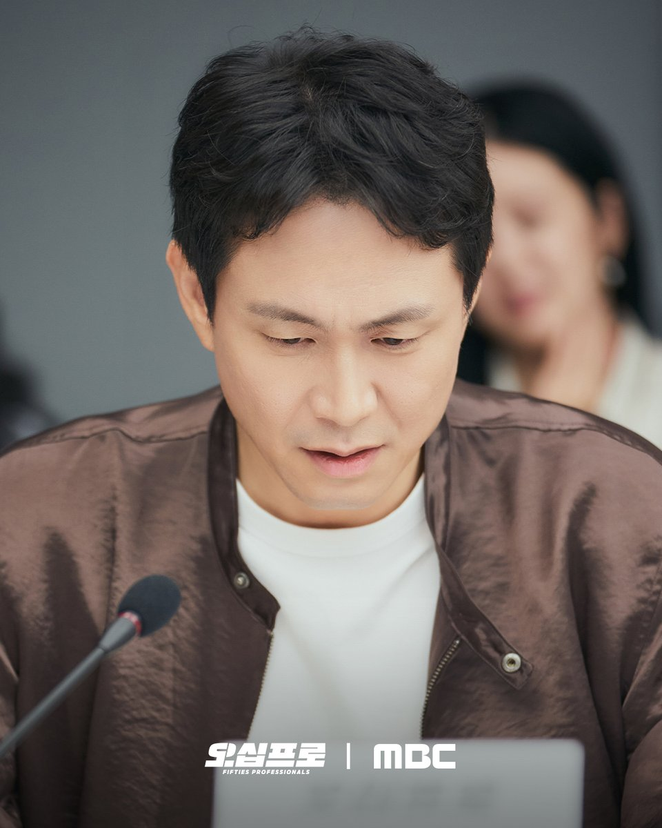 شاهد: شين ها كيون و أوه جونغ سي و هيو سونغ تاي والمزيد من الإعجاب بقراءة سيناريو الدراما الكوميدية الجديدة "محترفي الخمسينات - Fifties Professionals"