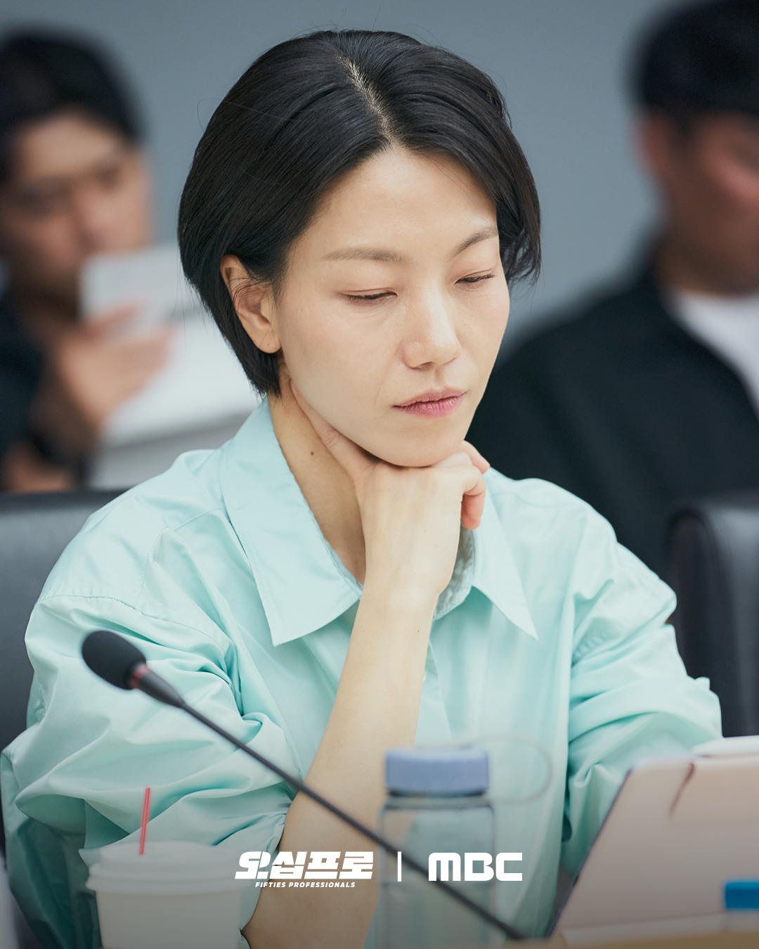 شاهد: شين ها كيون و أوه جونغ سي و هيو سونغ تاي والمزيد من الإعجاب بقراءة سيناريو الدراما الكوميدية الجديدة "محترفي الخمسينات - Fifties Professionals"