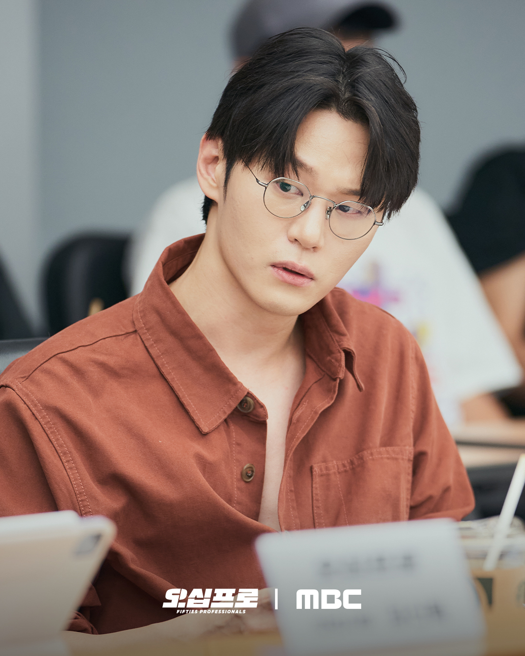 شاهد: شين ها كيون و أوه جونغ سي و هيو سونغ تاي والمزيد من الإعجاب بقراءة سيناريو الدراما الكوميدية الجديدة "محترفي الخمسينات - Fifties Professionals"