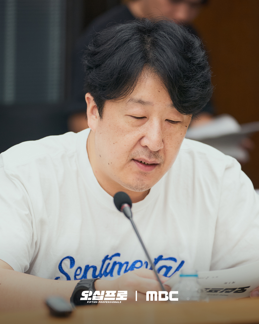 شاهد: شين ها كيون و أوه جونغ سي و هيو سونغ تاي والمزيد من الإعجاب بقراءة سيناريو الدراما الكوميدية الجديدة "محترفي الخمسينات - Fifties Professionals"