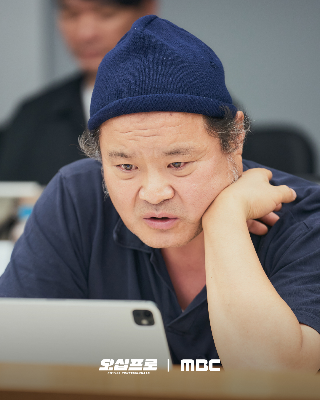 شاهد: شين ها كيون و أوه جونغ سي و هيو سونغ تاي والمزيد من الإعجاب بقراءة سيناريو الدراما الكوميدية الجديدة "محترفي الخمسينات - Fifties Professionals"