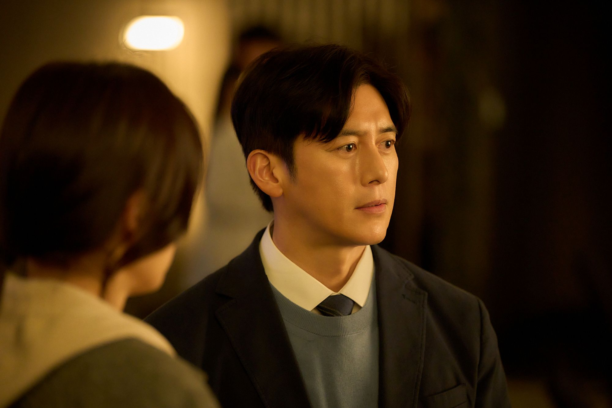 جو سو هو زوج جون جي هيون السابق الذي حوصر بشكل غير متوقع داخل مبنى مصاب بالفيروس في الفيلم الجديد "مستعمرة - Colony"