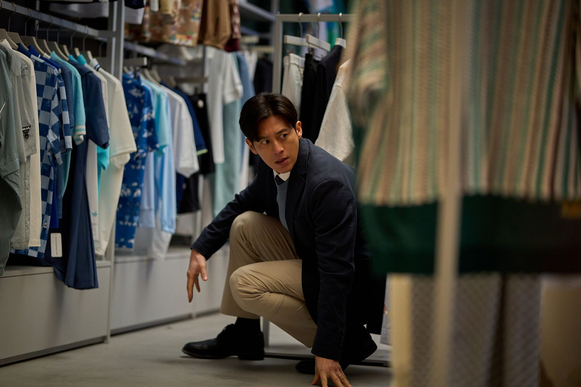 جو سو هو زوج جون جي هيون السابق الذي حوصر بشكل غير متوقع داخل مبنى مصاب بالفيروس في الفيلم الجديد "مستعمرة - Colony"