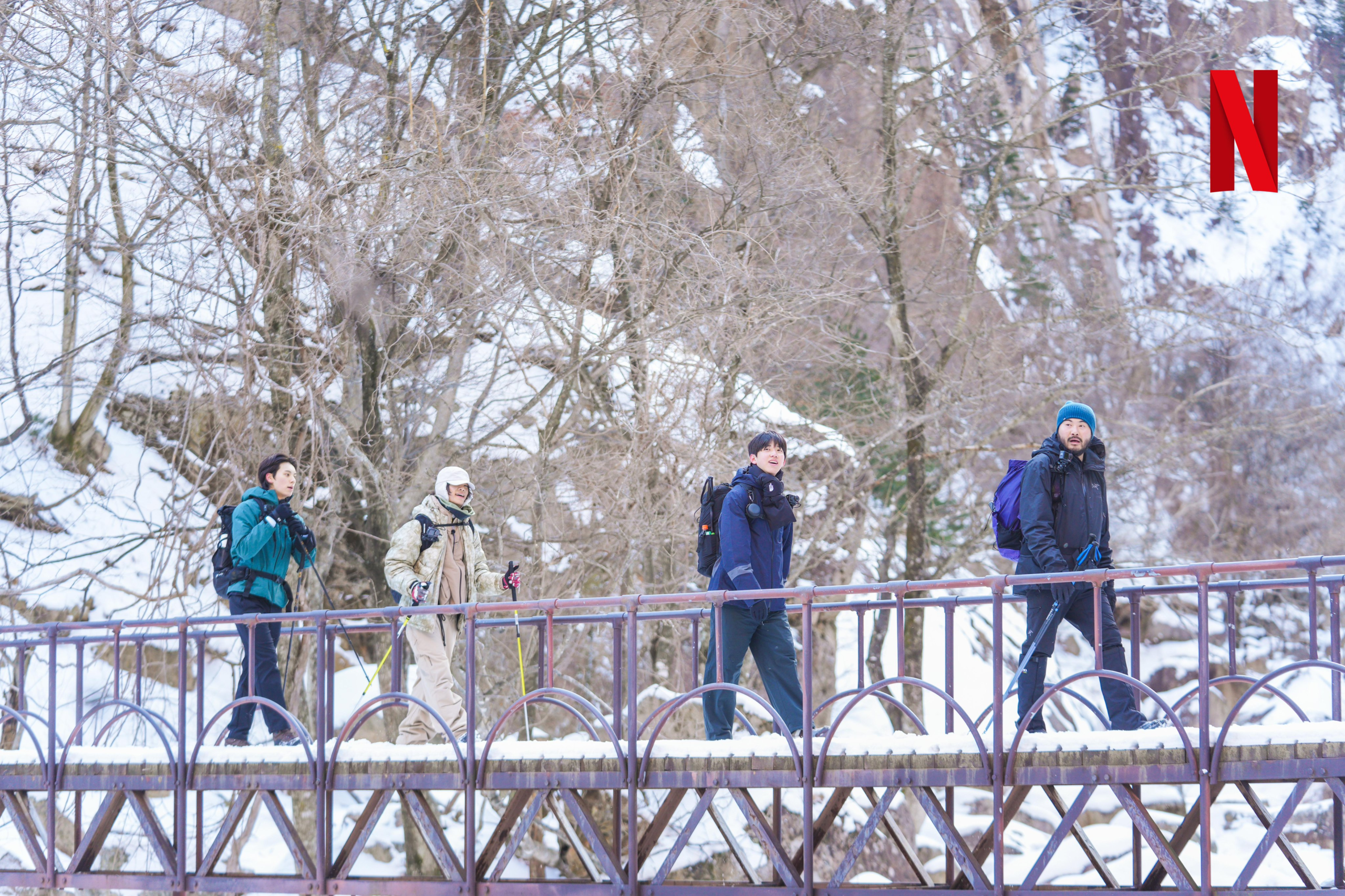 يتحدث كل من Dowoon و Lee Chae Min و Car, the garden و Tarzzan عن تجربة المشي لمسافات طويلة الشتوية الصعبة ولكنها مترابطة في برنامج "!Take A Hike"