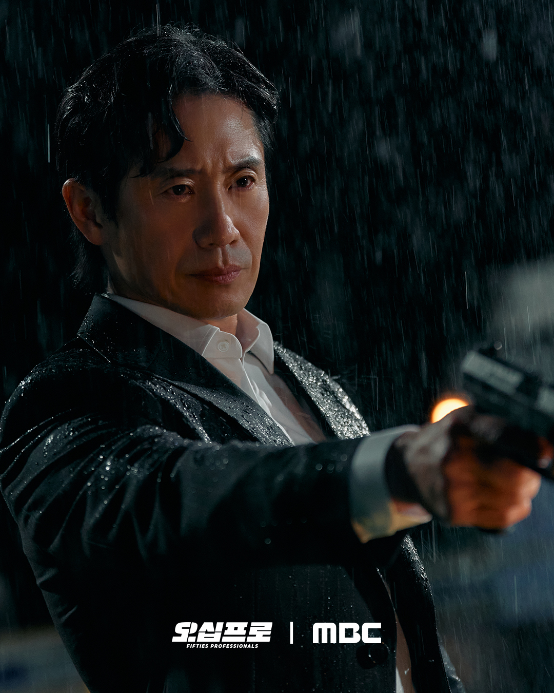 شين ها كيون يتخفى بصفته رئيس الطهاة لاستعادة ما فقده في الدراما الجديدة "محترفو الخمسينات - Fifties Professionals"