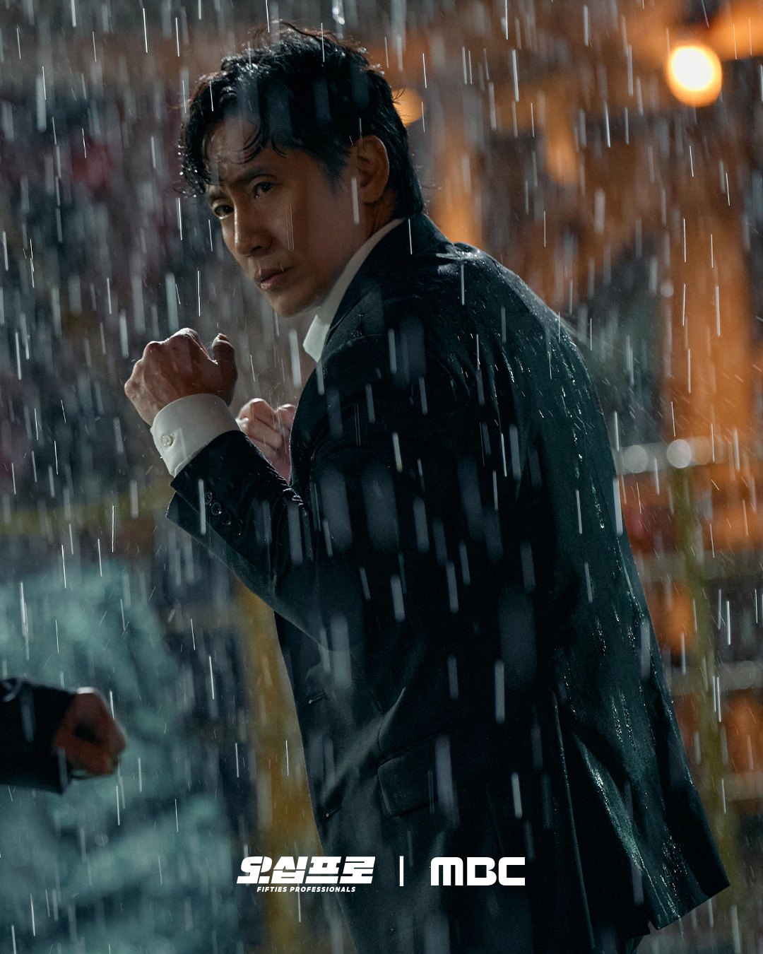 شين ها كيون يتخفى بصفته رئيس الطهاة لاستعادة ما فقده في الدراما الجديدة "محترفو الخمسينات - Fifties Professionals"