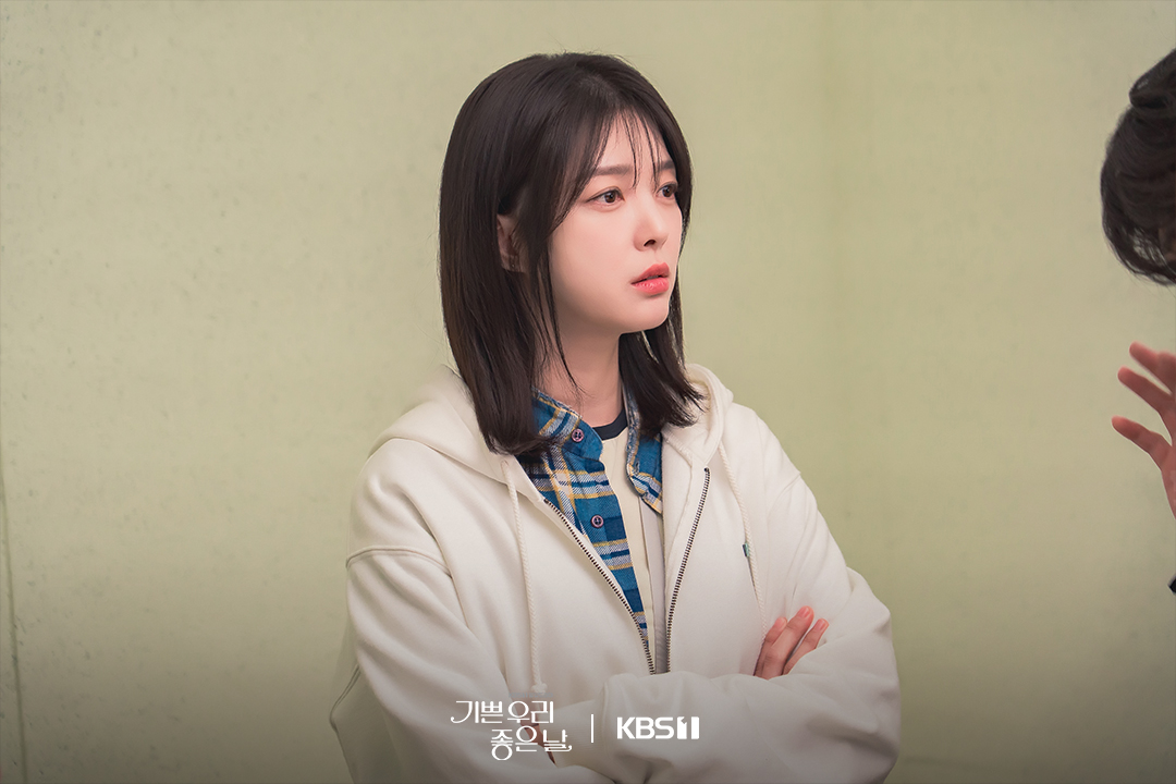 أوم هيون كيونغ يتلقى هدية غير متوقعة من يون دا يونغ في اليوم الأول كمتدرب في دراما "أيامنا السعيدة - Our Happy Days"