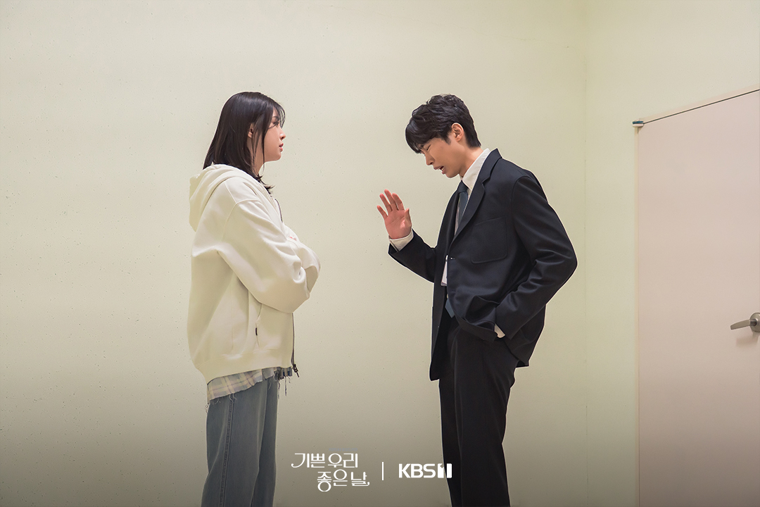 أوم هيون كيونغ يتلقى هدية غير متوقعة من يون دا يونغ في اليوم الأول كمتدرب في دراما "أيامنا السعيدة - Our Happy Days"