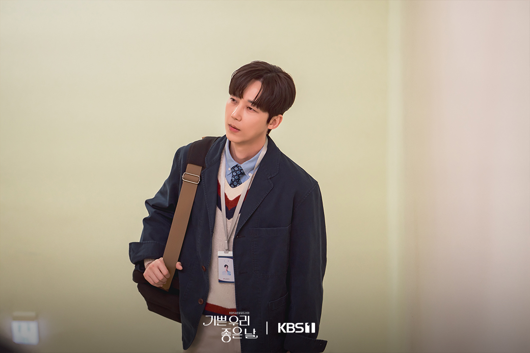 أوم هيون كيونغ يتلقى هدية غير متوقعة من يون دا يونغ في اليوم الأول كمتدرب في دراما "أيامنا السعيدة - Our Happy Days"