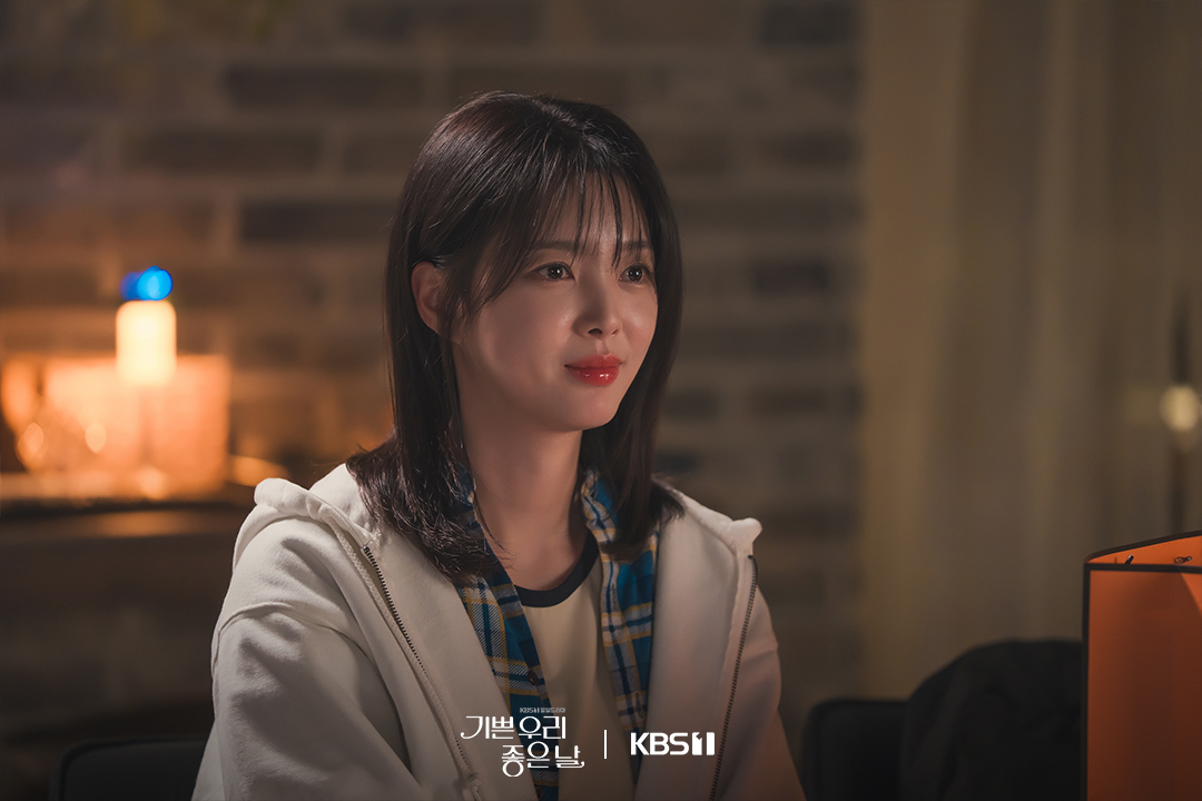 أوم هيون كيونغ يتلقى هدية غير متوقعة من يون دا يونغ في اليوم الأول كمتدرب في دراما "أيامنا السعيدة - Our Happy Days"