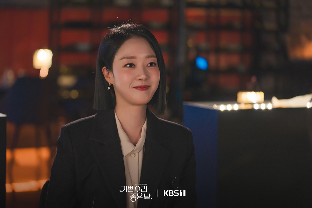 أوم هيون كيونغ يتلقى هدية غير متوقعة من يون دا يونغ في اليوم الأول كمتدرب في دراما "أيامنا السعيدة - Our Happy Days"