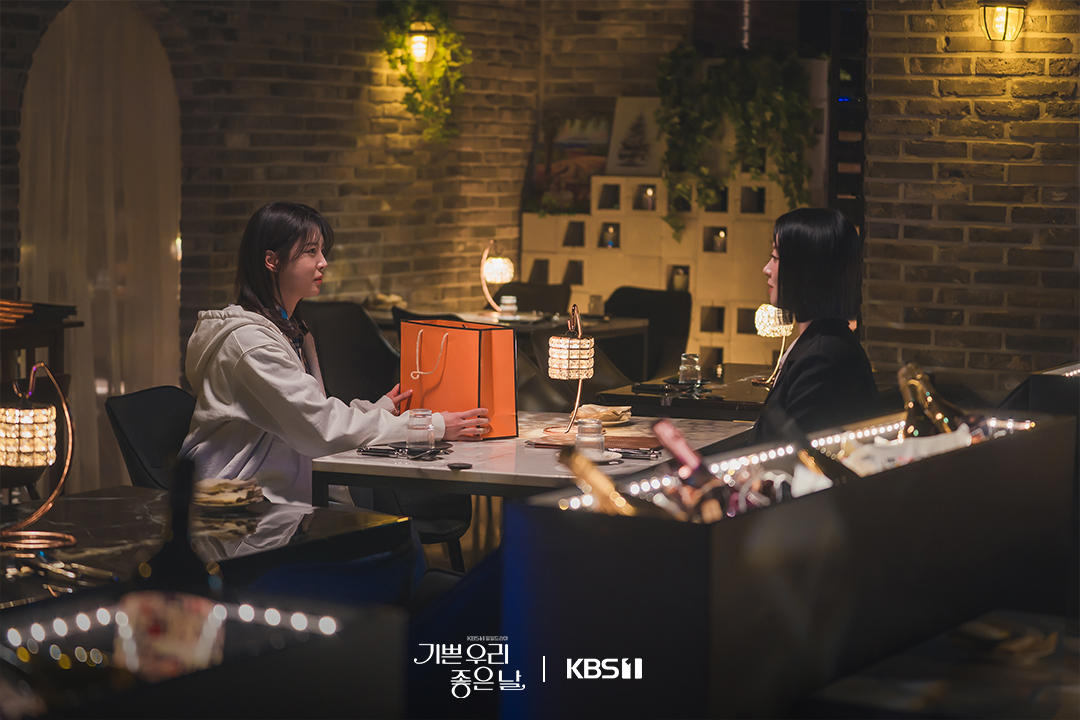 أوم هيون كيونغ يتلقى هدية غير متوقعة من يون دا يونغ في اليوم الأول كمتدرب في دراما "أيامنا السعيدة - Our Happy Days"