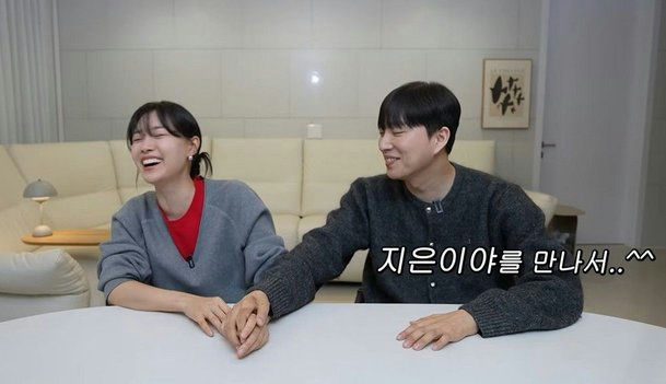 يواجه بارك وي ردود فعل عنيفة بعد إطلاقه قناة اشتراك مدفوعة مع زوجته سونغ جي أون