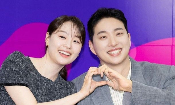 يواجه بارك وي ردود فعل عنيفة بعد إطلاقه قناة اشتراك مدفوعة مع زوجته سونغ جي أون