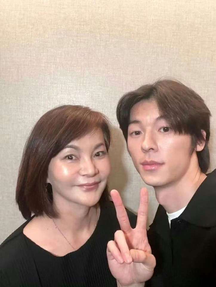 تزويو عضوة فرقة توايس متورطة في شائعات مواعدة مع جريج هسو