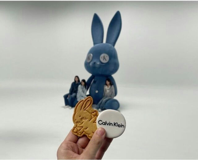 إلغاء التعاون بين علامة كالفن كلاين وعلامة نيوجينز، وكشف أحد المطلعين عن ذلك، مما أثار غضب المعجبين