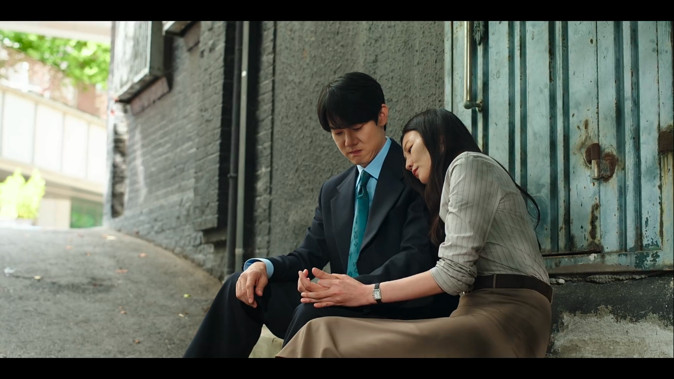 3 مواقف دعم فيها إيسوم و يو يون سيوك بعضهما البعض في الحلقتين 9 و 10 من مسلسل "المحامي الشبح - Phantom Lawyer"