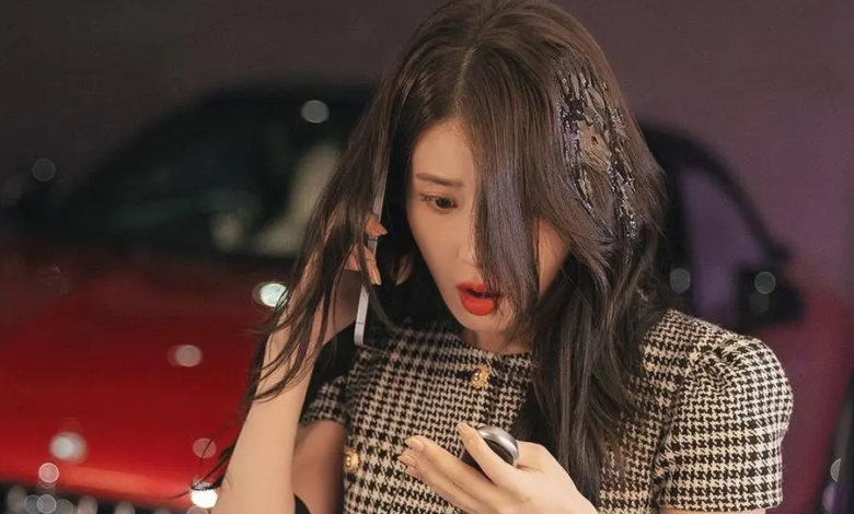 تتعرض آيو للهجوم بالبيض من قبل معجبي بيون وو سيوك في دراما "التاج المثالي - Perfect Crown"