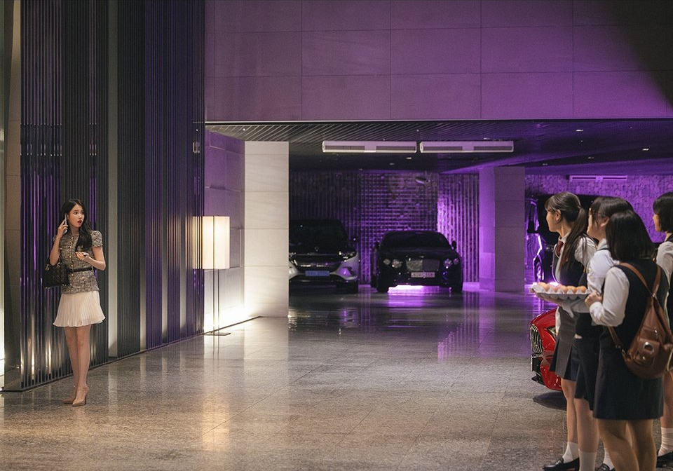 تتعرض آيو للهجوم بالبيض من قبل معجبي بيون وو سيوك في دراما "التاج المثالي - Perfect Crown"