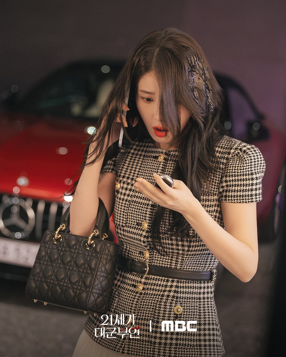 تتعرض آيو للهجوم بالبيض من قبل معجبي بيون وو سيوك في دراما "التاج المثالي - Perfect Crown"