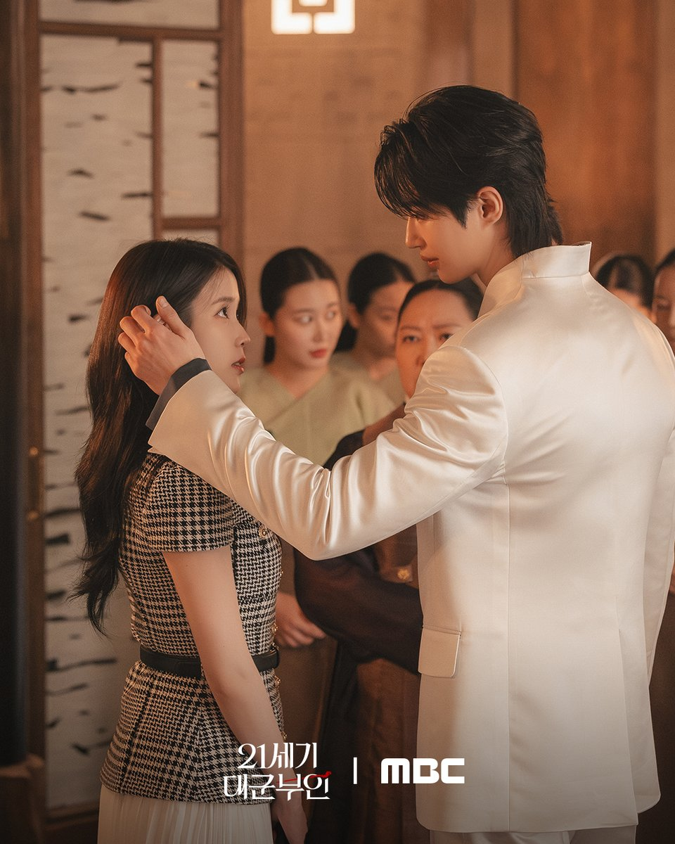 تتعرض آيو للهجوم بالبيض من قبل معجبي بيون وو سيوك في دراما "التاج المثالي - Perfect Crown"