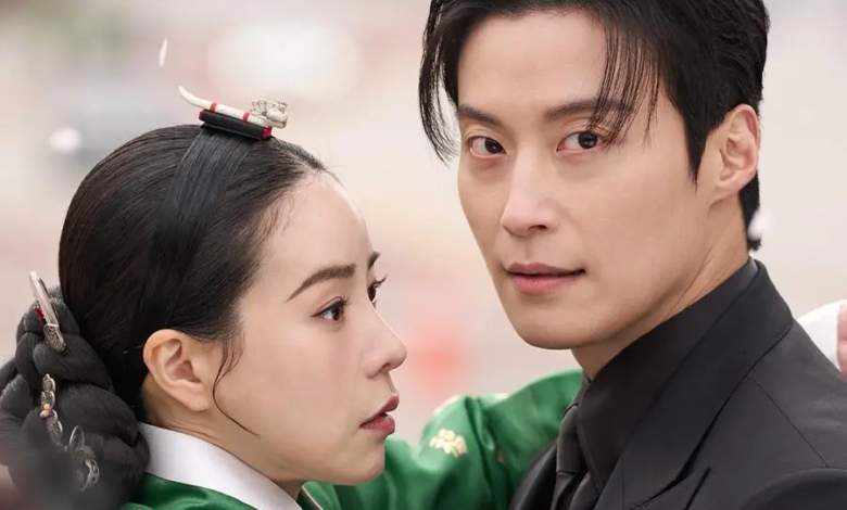 ليم جي يون و هيو نام جون يدخلان في معركة بالزهور خلال لقائهما الأول في مسلسل "عدوي الملكي - My Royal Nemesis"