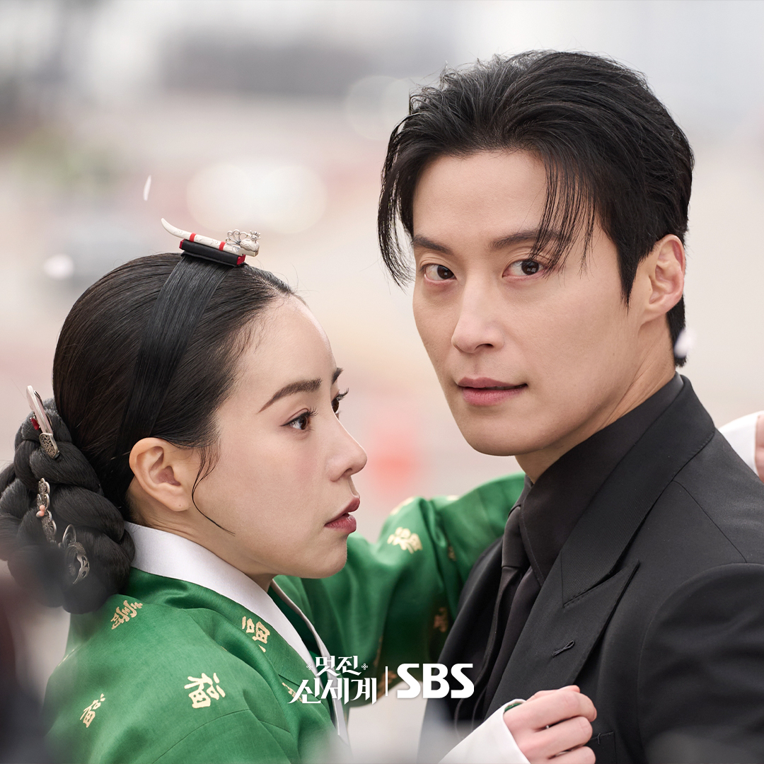 ليم جي يون و هيو نام جون يدخلان في معركة بالزهور خلال لقائهما الأول في مسلسل "عدوي الملكي - My Royal Nemesis"