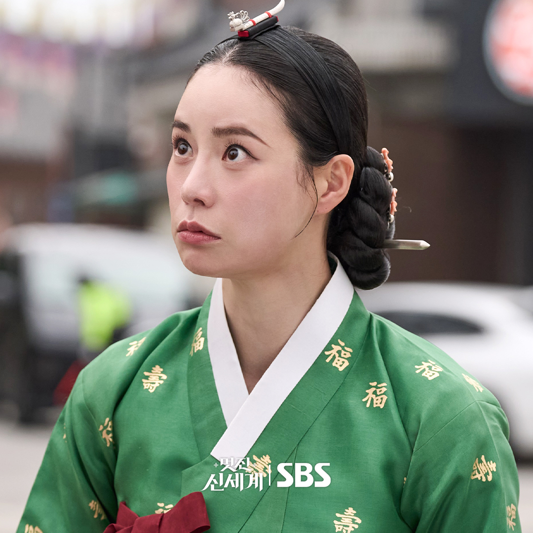 ليم جي يون و هيو نام جون يدخلان في معركة بالزهور خلال لقائهما الأول في مسلسل "عدوي الملكي - My Royal Nemesis"