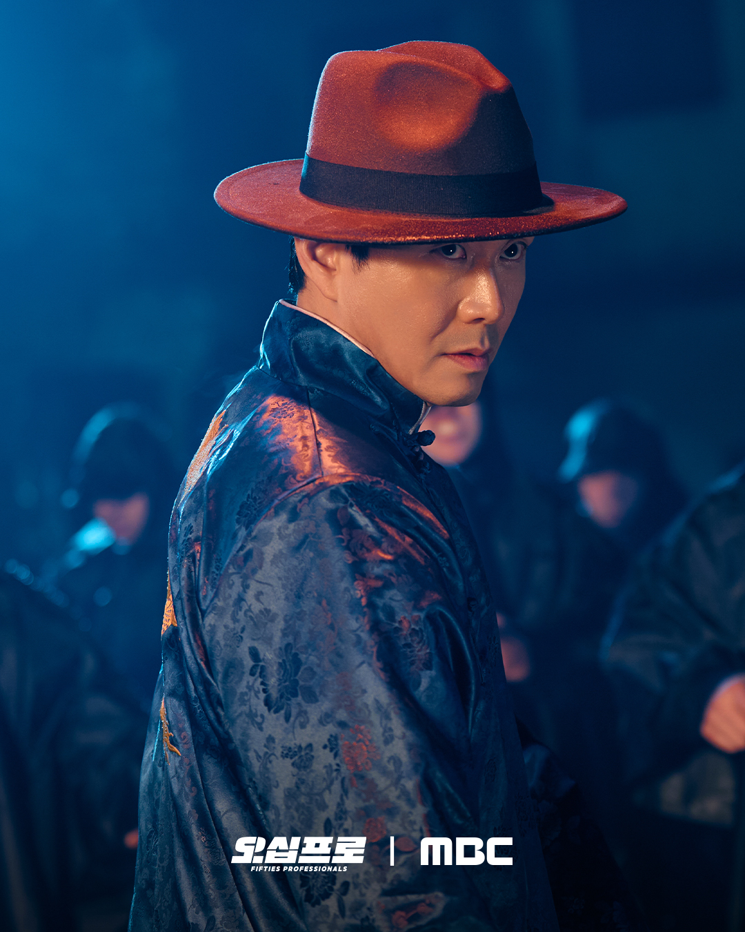 أوه جونغ سي هو عميل سري كوري شمالي فاقد للذاكرة يتحول إلى عامل متواضع في مسلسل "محترفو الخمسينيات - Fifties Professionals"