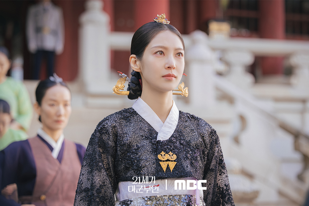 بيون وو سيوك يحمل آيو بين ذراعيه وسط مواجهة شرسة مع غونغ سيونغ يون في مسلسل "التاج المثالي - Perfect Crown"