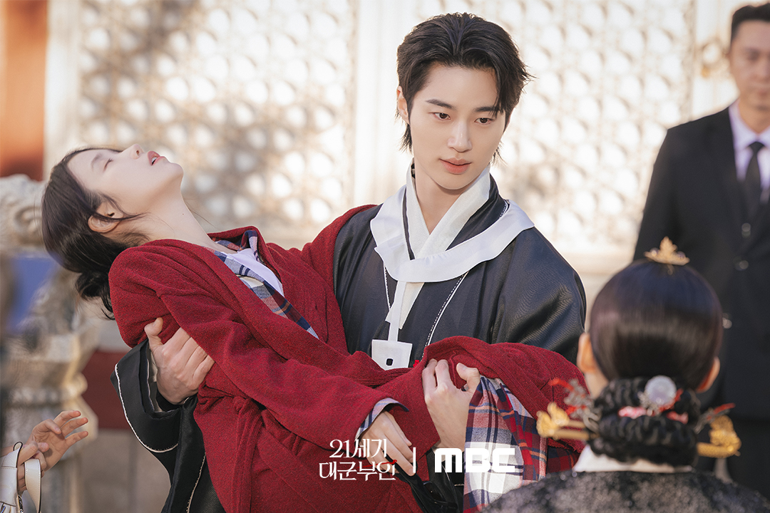 بيون وو سيوك يحمل آيو بين ذراعيه وسط مواجهة شرسة مع غونغ سيونغ يون في مسلسل "التاج المثالي - Perfect Crown"