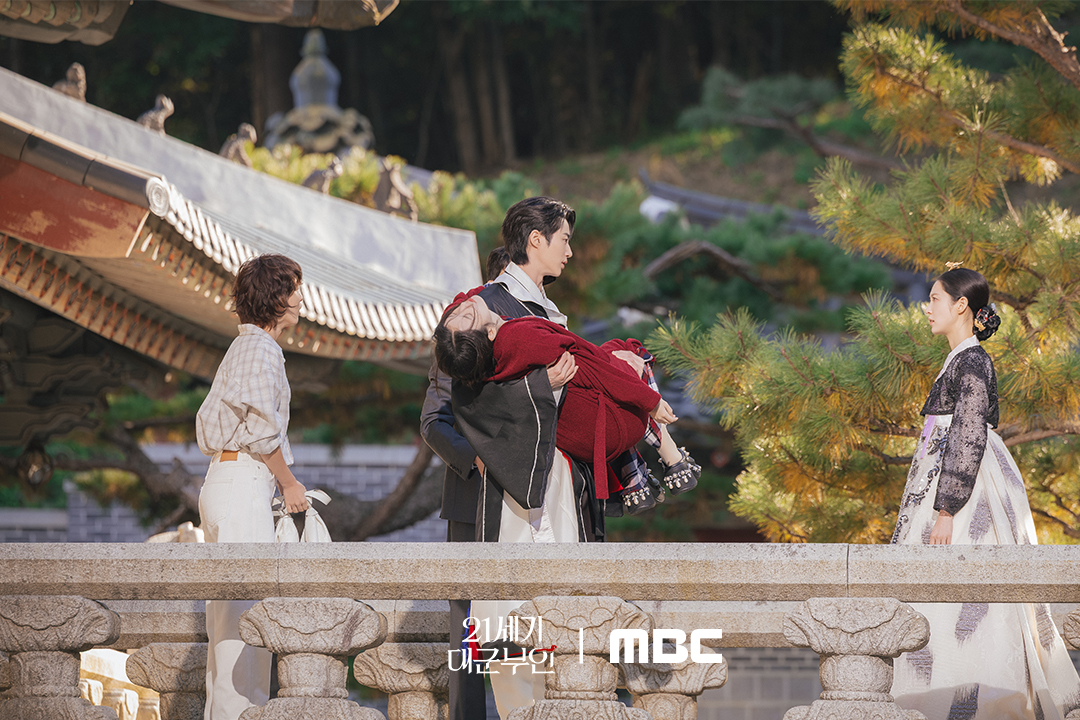 بيون وو سيوك يحمل آيو بين ذراعيه وسط مواجهة شرسة مع غونغ سيونغ يون في مسلسل "التاج المثالي - Perfect Crown"