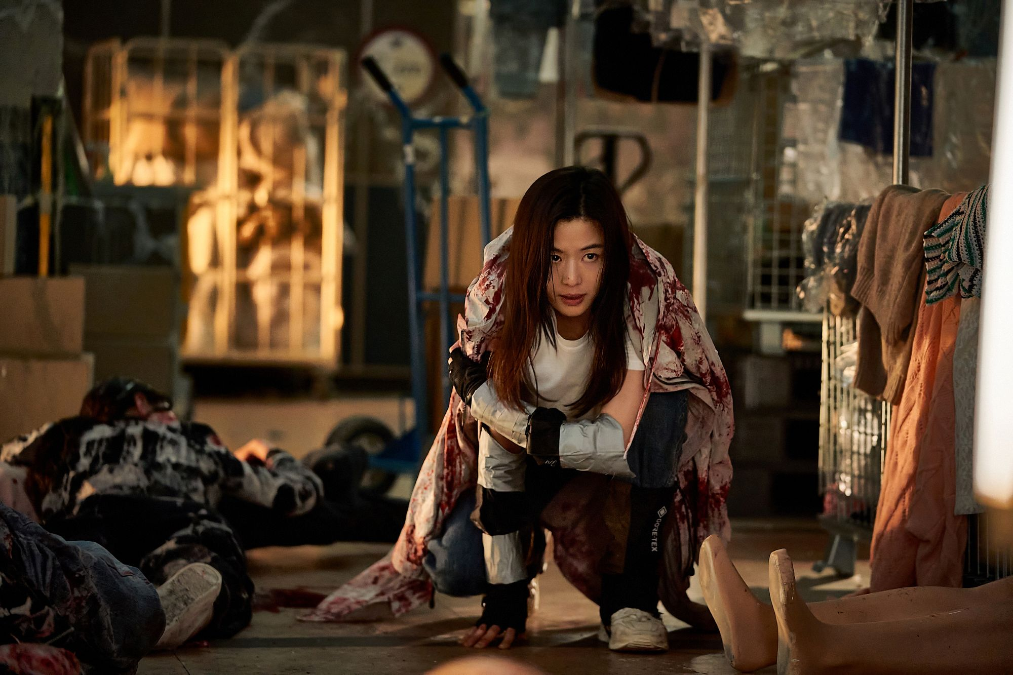 جون جي هيون و جي تشانغ ووك وآخرون يبحثون عن إجابات بينما يواجه الناجون تهديدًا متزايدًا في فيلم "مستعمرة - Colony"