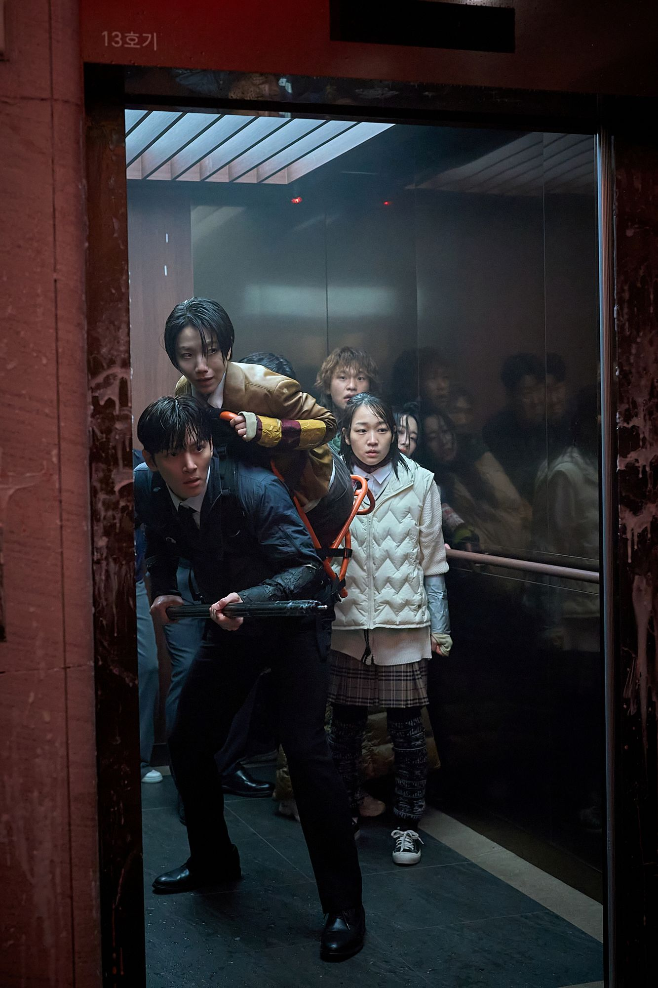 جون جي هيون و جي تشانغ ووك وآخرون يبحثون عن إجابات بينما يواجه الناجون تهديدًا متزايدًا في فيلم "مستعمرة - Colony"