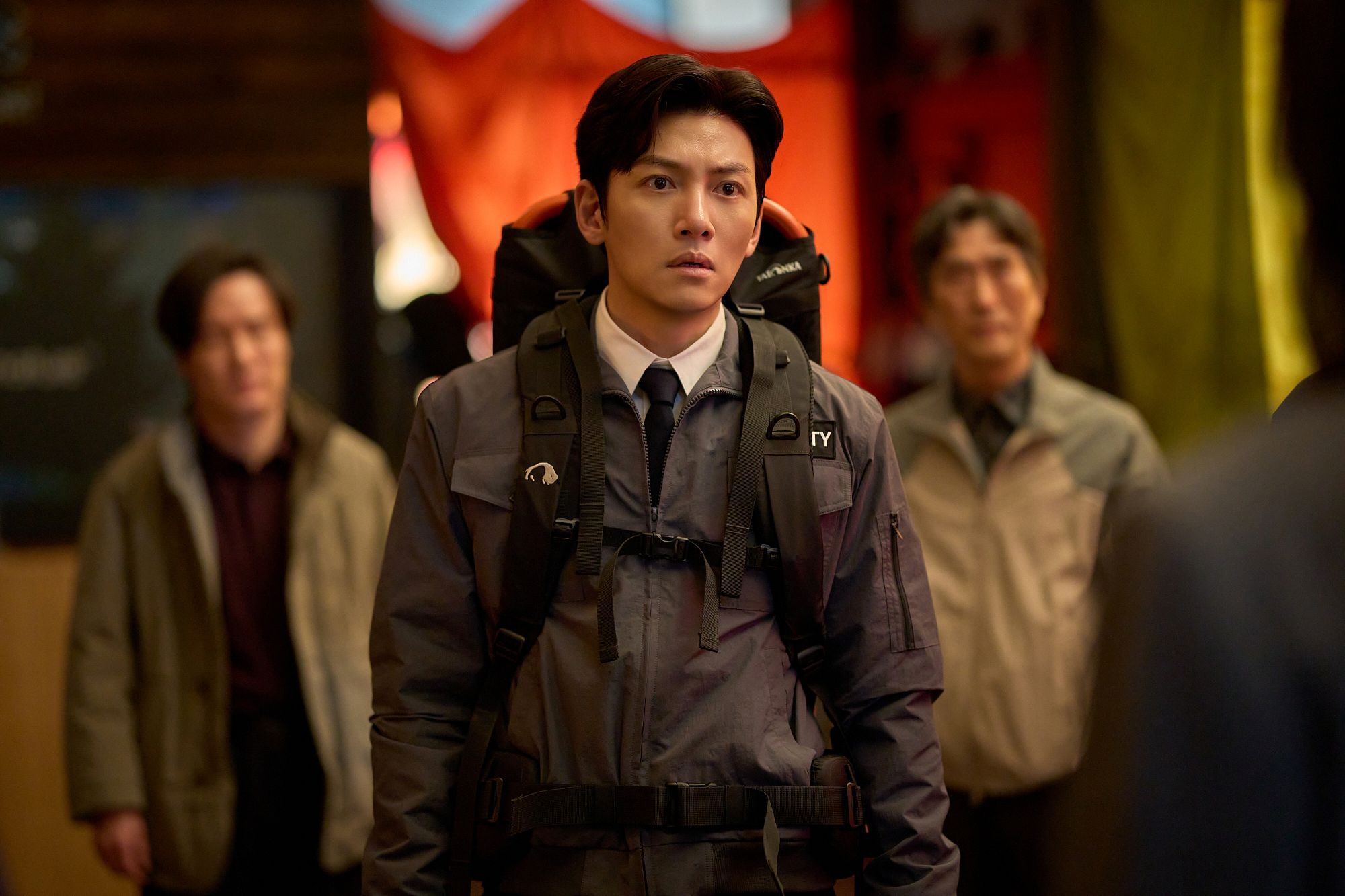 جون جي هيون و جي تشانغ ووك وآخرون يبحثون عن إجابات بينما يواجه الناجون تهديدًا متزايدًا في فيلم "مستعمرة - Colony"