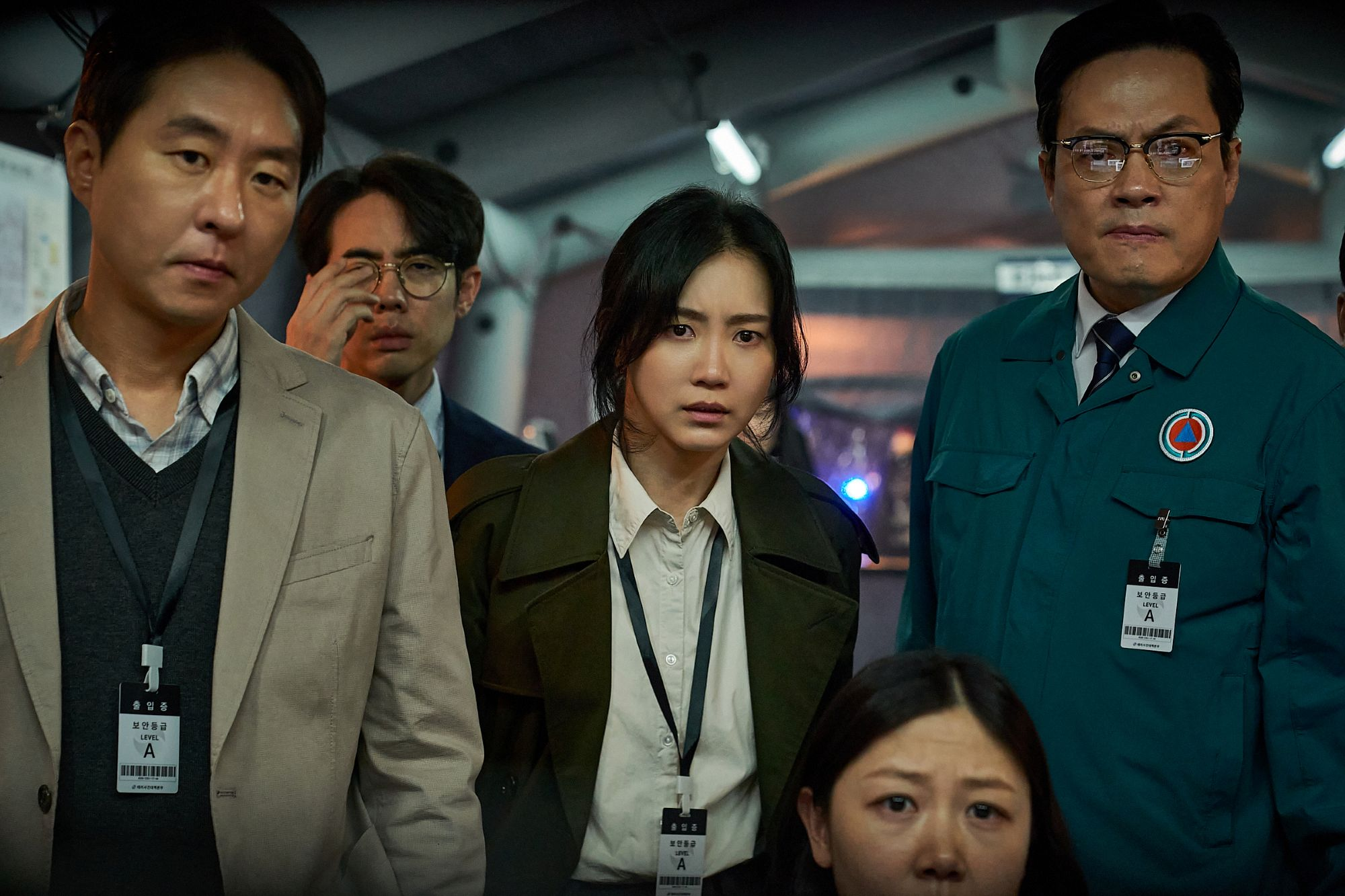 جون جي هيون و جي تشانغ ووك وآخرون يبحثون عن إجابات بينما يواجه الناجون تهديدًا متزايدًا في فيلم "مستعمرة - Colony"