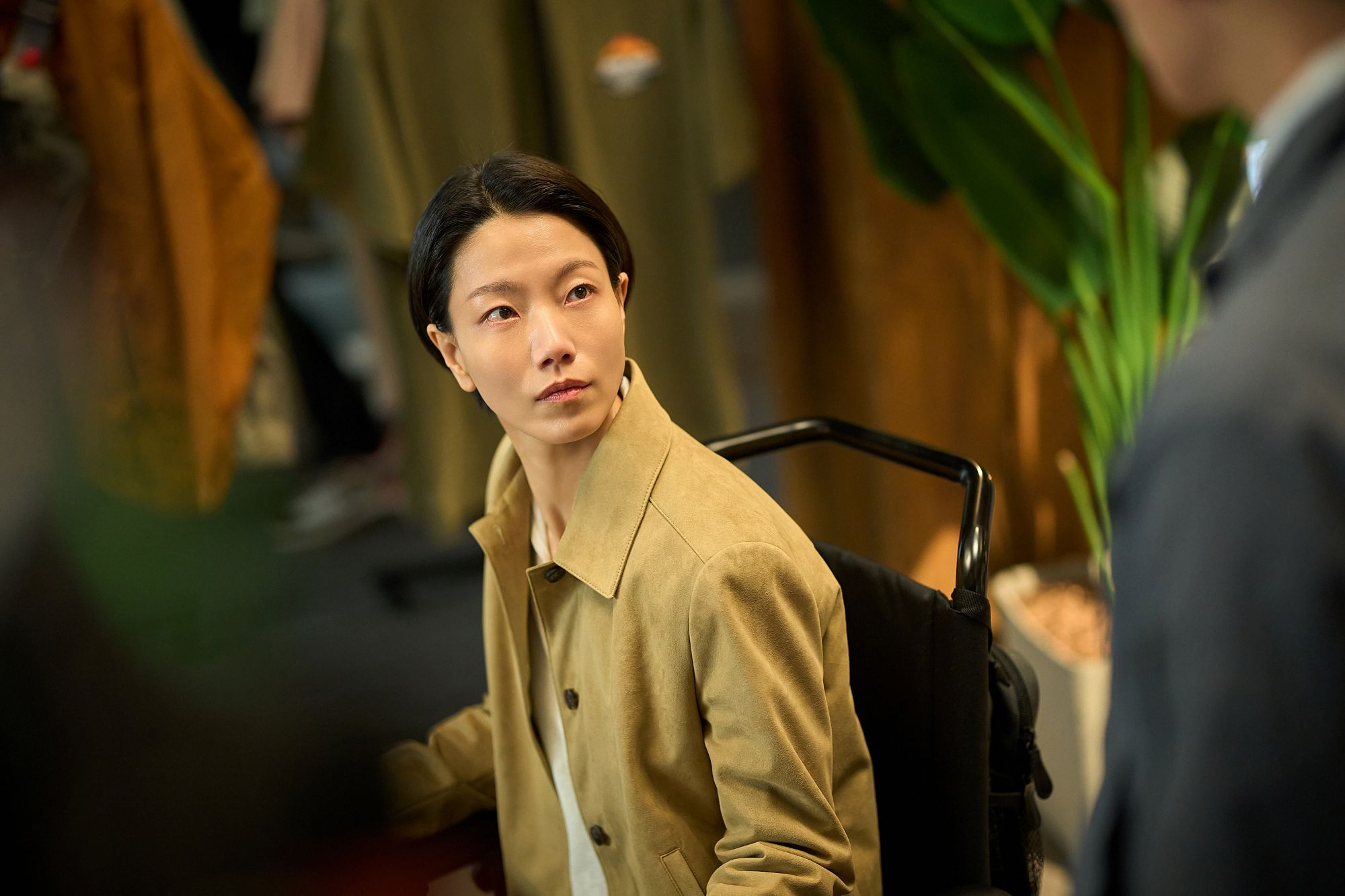 جون جي هيون و جي تشانغ ووك وآخرون يبحثون عن إجابات بينما يواجه الناجون تهديدًا متزايدًا في فيلم "مستعمرة - Colony"