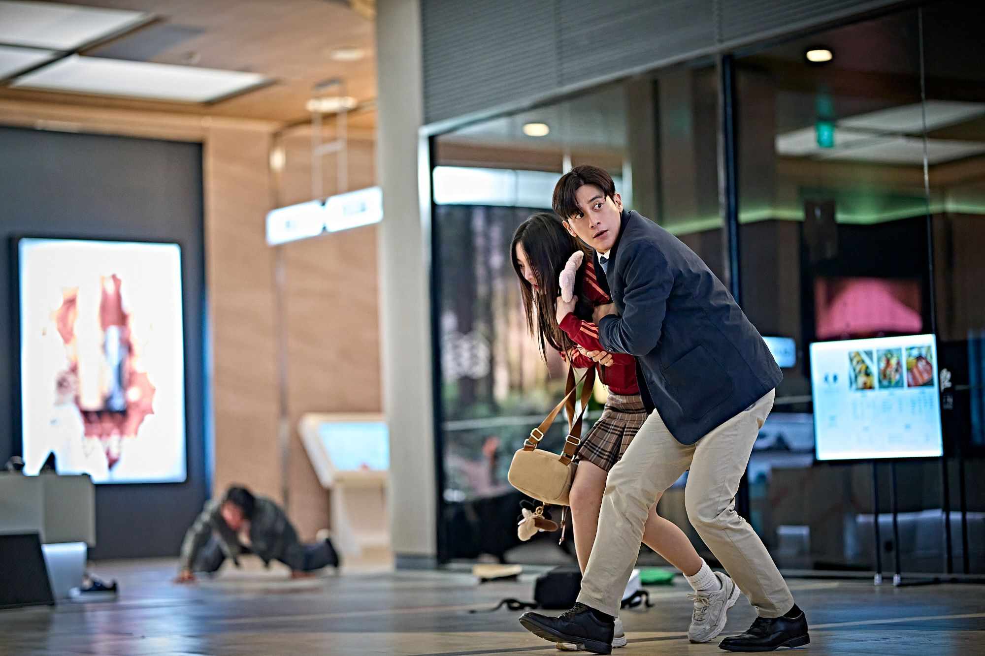 جون جي هيون و جي تشانغ ووك وآخرون يبحثون عن إجابات بينما يواجه الناجون تهديدًا متزايدًا في فيلم "مستعمرة - Colony"