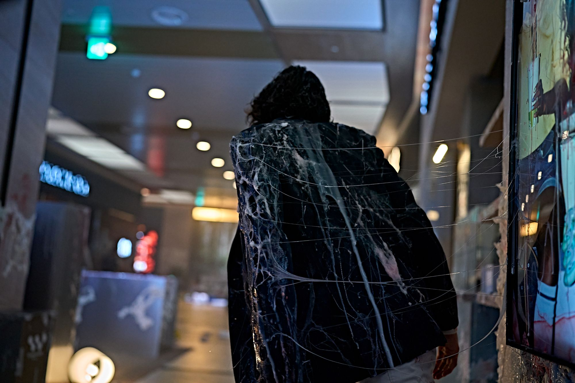 جون جي هيون و جي تشانغ ووك وآخرون يبحثون عن إجابات بينما يواجه الناجون تهديدًا متزايدًا في فيلم "مستعمرة - Colony"