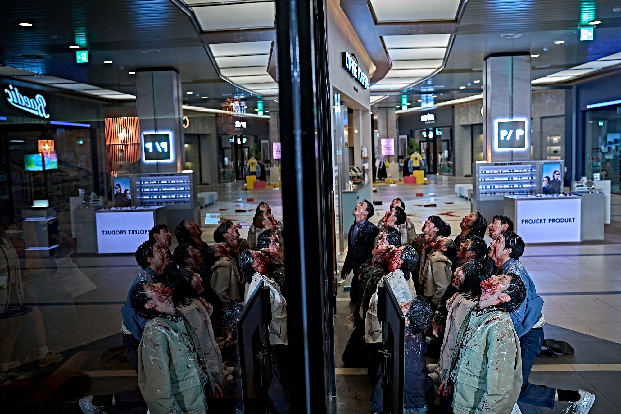 جون جي هيون و جي تشانغ ووك وآخرون يبحثون عن إجابات بينما يواجه الناجون تهديدًا متزايدًا في فيلم "مستعمرة - Colony"