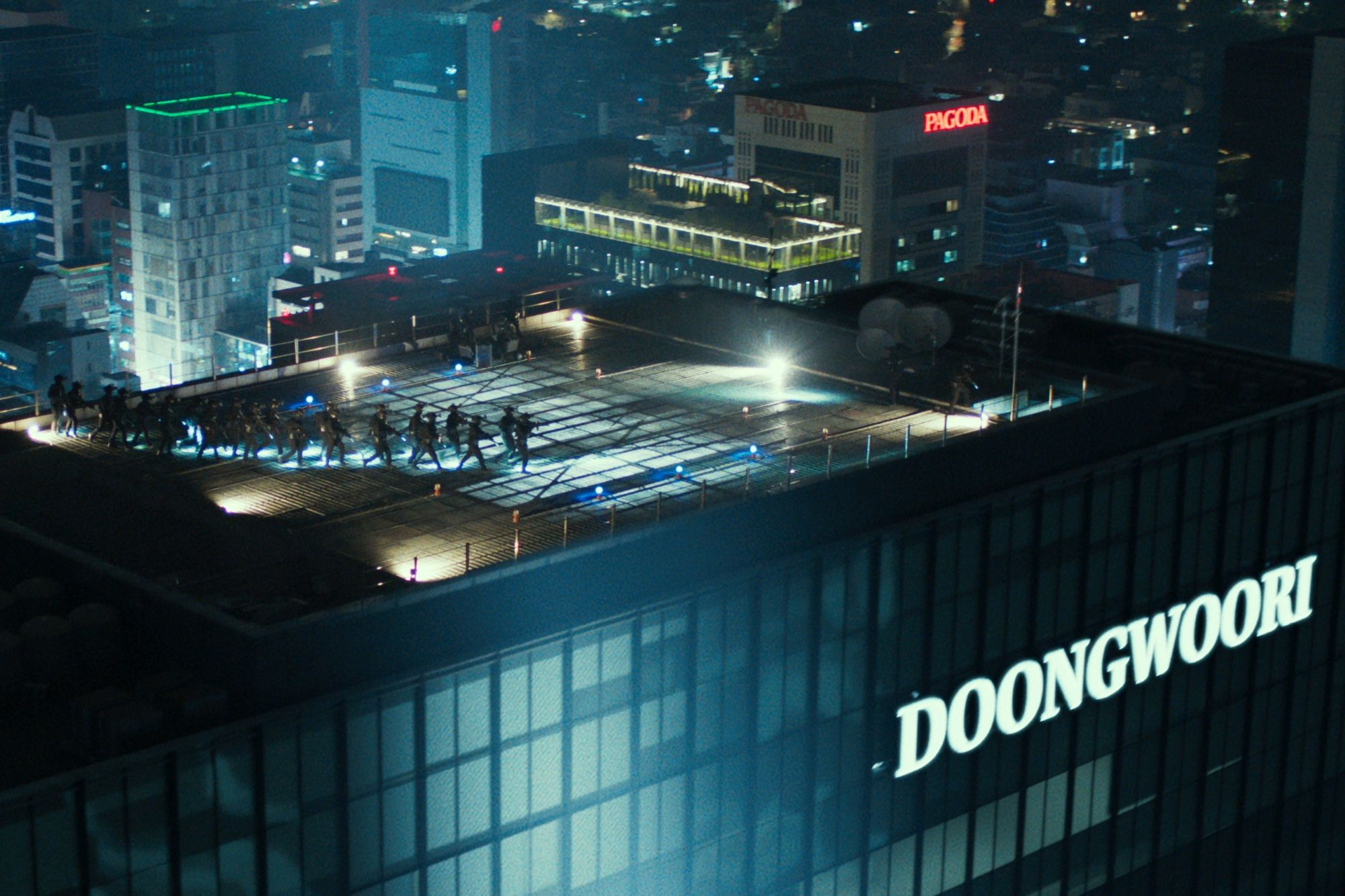 جون جي هيون و جي تشانغ ووك وآخرون يبحثون عن إجابات بينما يواجه الناجون تهديدًا متزايدًا في فيلم "مستعمرة - Colony"