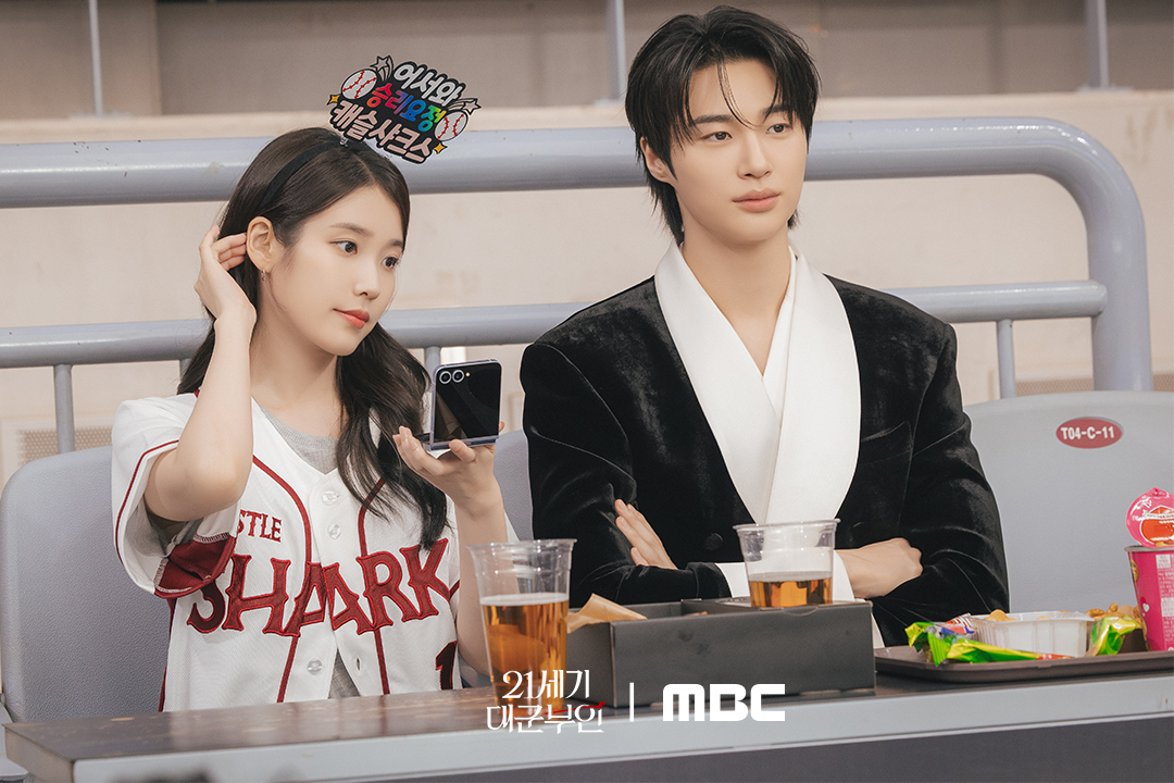 تم تصوير آيو و بيون وو سيوك وهما يتبادلان القبلات عبر كاميرا القبلات في مباراة بيسبول في مسلسل "التاج المثالي - Perfect Crown"