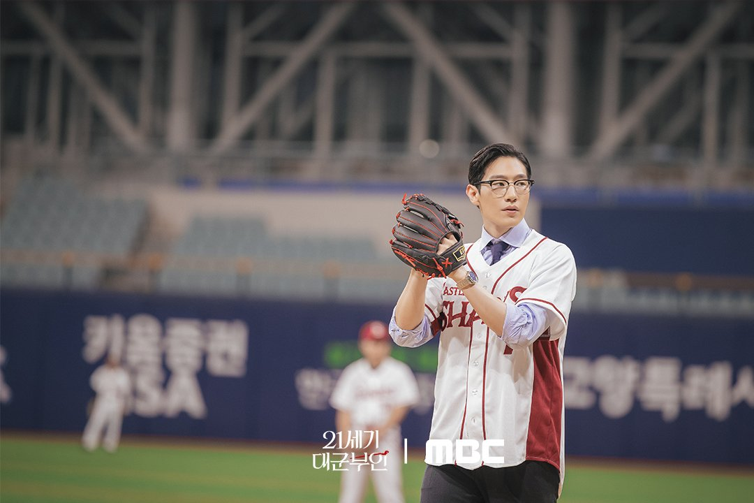 تم تصوير آيو و بيون وو سيوك وهما يتبادلان القبلات عبر كاميرا القبلات في مباراة بيسبول في مسلسل "التاج المثالي - Perfect Crown"