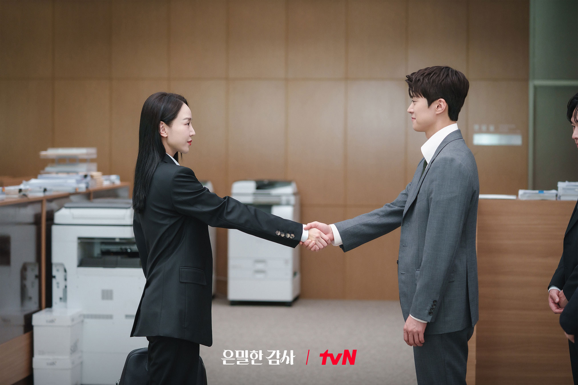 شين هاي سون تقلب حياة غونغ ميونغ رأساً على عقب بمجرد لقائهما في مسلسل "التدقيق في الحب - Filing For Love"