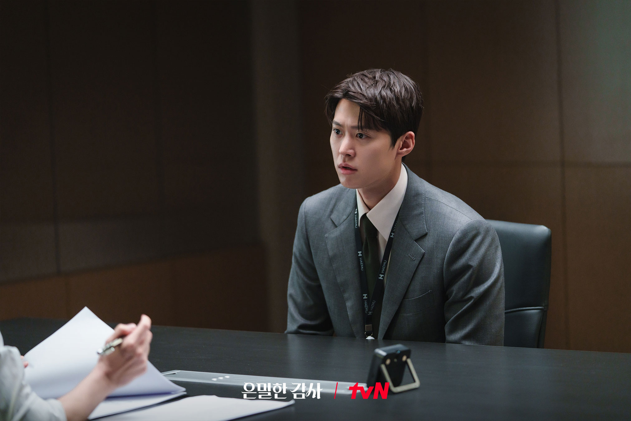 شين هاي سون تقلب حياة غونغ ميونغ رأساً على عقب بمجرد لقائهما في مسلسل "التدقيق في الحب - Filing For Love"