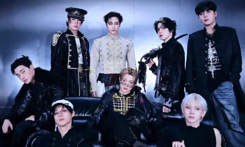 فرقة ATEEZ تكشف عن تصميم الإصدار الثالث من عصا التشجيع الرسمية في إعلان تشويقي جديد